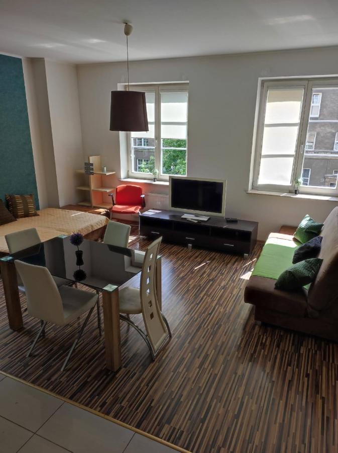 Apartament Przy Fontannie Neptuna กดัญสก์ ภายนอก รูปภาพ