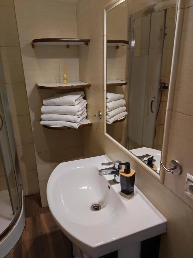 Apartament Przy Fontannie Neptuna กดัญสก์ ภายนอก รูปภาพ
